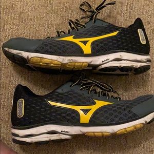 Mizuno men’s Wave Rider size 11